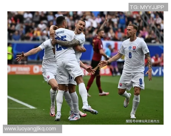 欧洲杯引发球迷热议 赛场内外爆发激烈争论与情绪激荡 欧洲杯引发球迷热议 赛场内外爆发激烈争论与情绪激荡