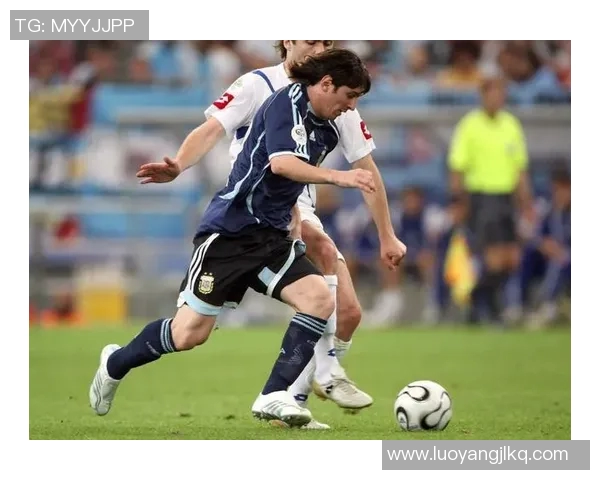 足球世界杯赛场球员体能消耗特点与科学补给策略研究探讨