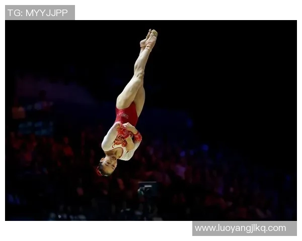 中国体操女队演练新难度动作，网友赞叹不已