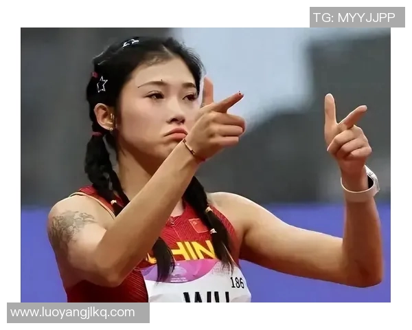 中国选手打破亚洲跳远纪录，教练当场落泪